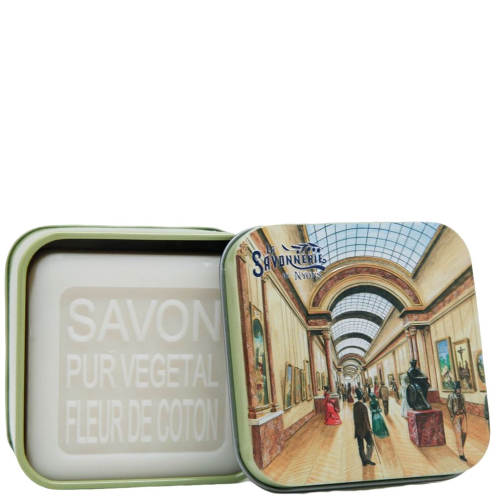 Offene Metallbox mit Seife. Box mit Galerie-Motiv, Seife mit Schriftzug SAVON PUR VEGETAL FLEUR DE COTON.