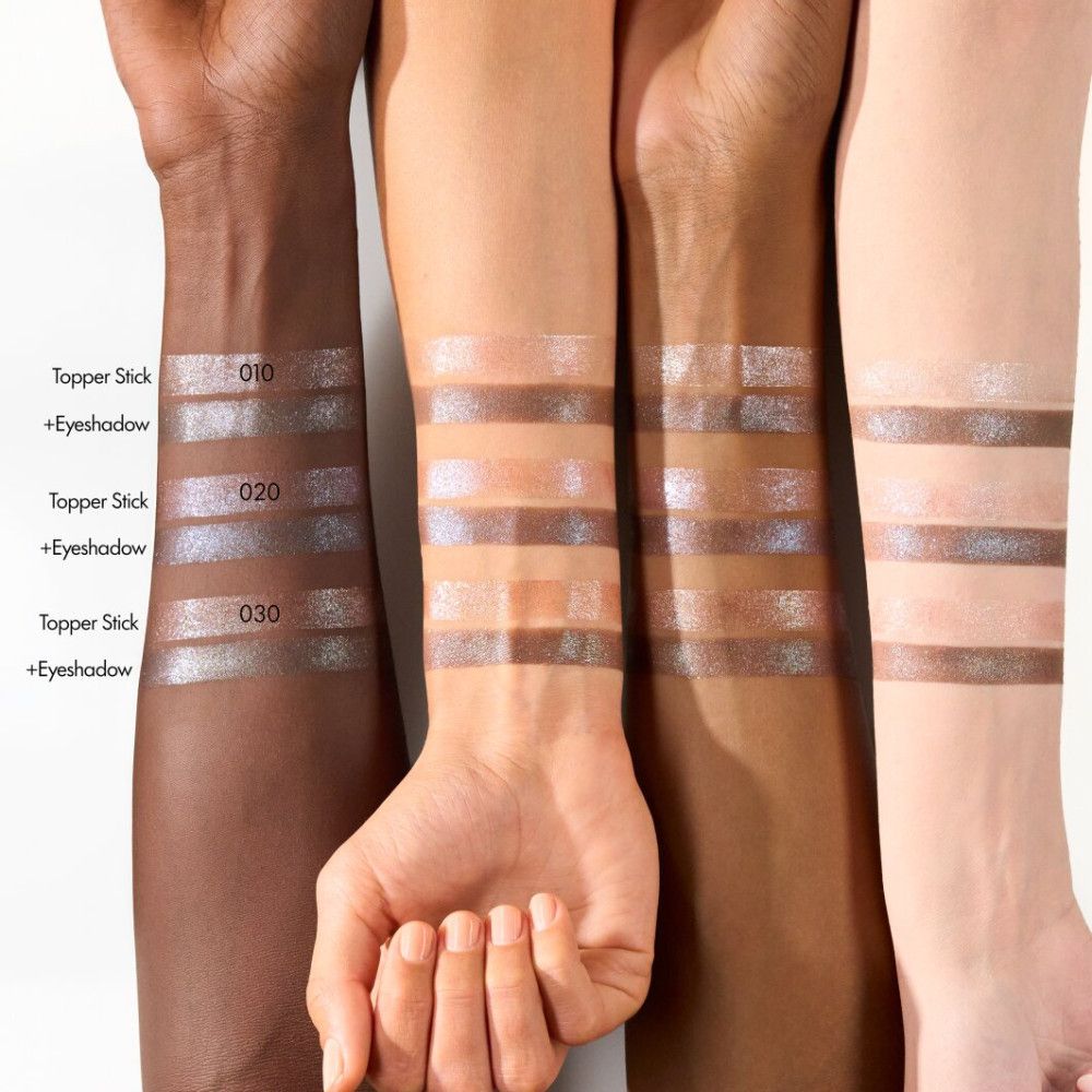 Arme mit verschiedenen Hauttönen zeigen Swatches. Text: Topper Stick + Eyeshadow, Farbnummern.