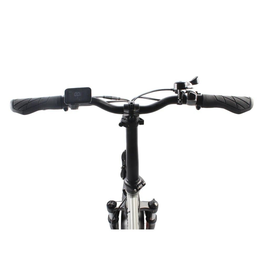 Nahaufnahme des Lenkers eines schwarzen Elektrofahrrads. Griffe, Klingel und Display sind sichtbar. Der Rahmen ist silberfarben.
