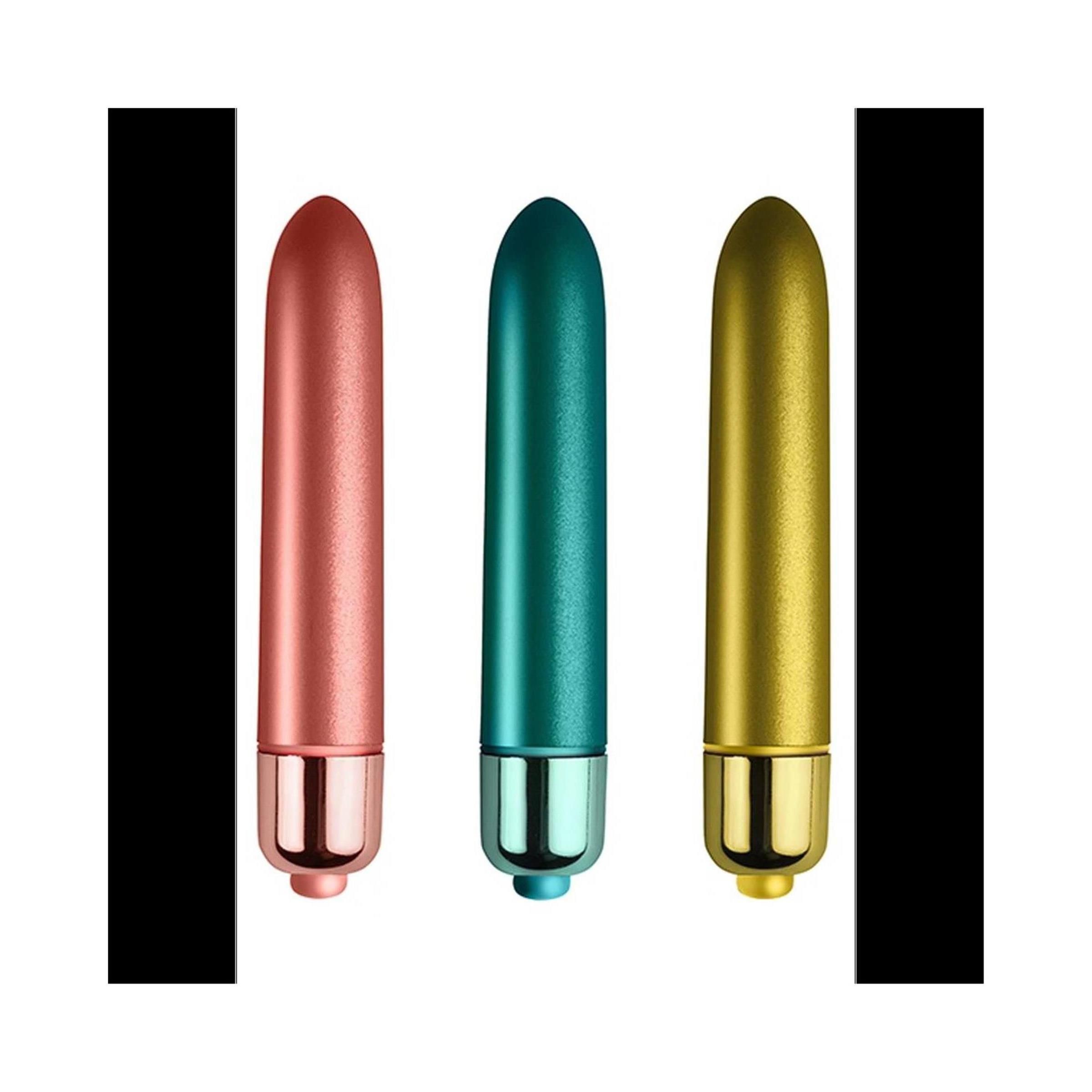 Drei Vibratoren: rosa, türkis und goldfarben. Metallbasis. Glatte Oberfläche. Zylindrische Form.