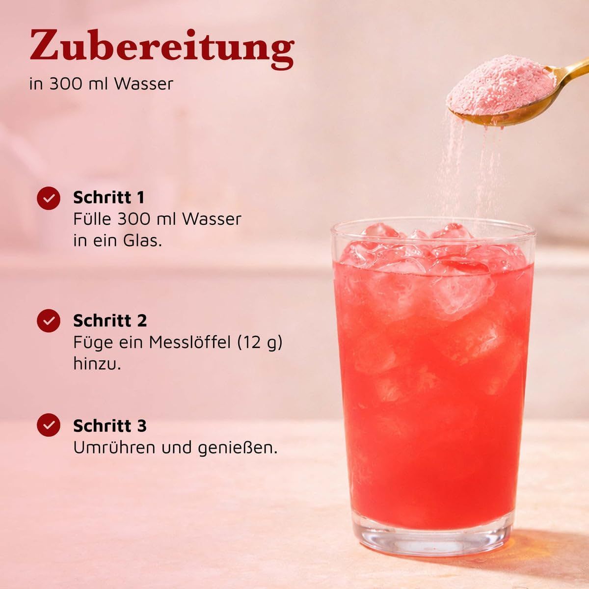 Zubereitung des Glow Beauty Drinks: Pulver wird in Wasser eingerührt.