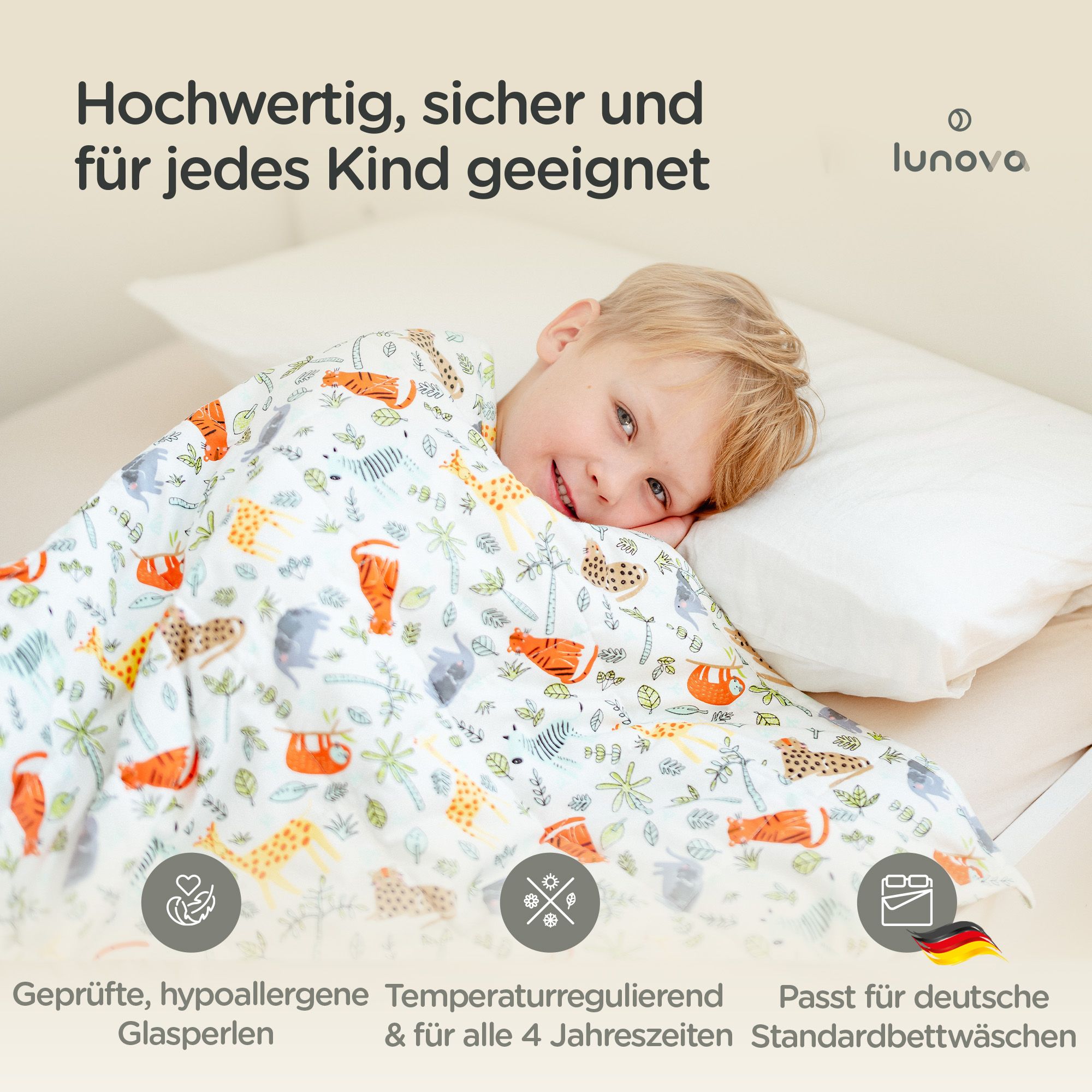 Kind liegt auf dem Bett unter einer Decke mit Tiermuster. Aufschrift: Geprüfte, hypoallergene Glasperlen. Für deutsche Standardbettwäsche.