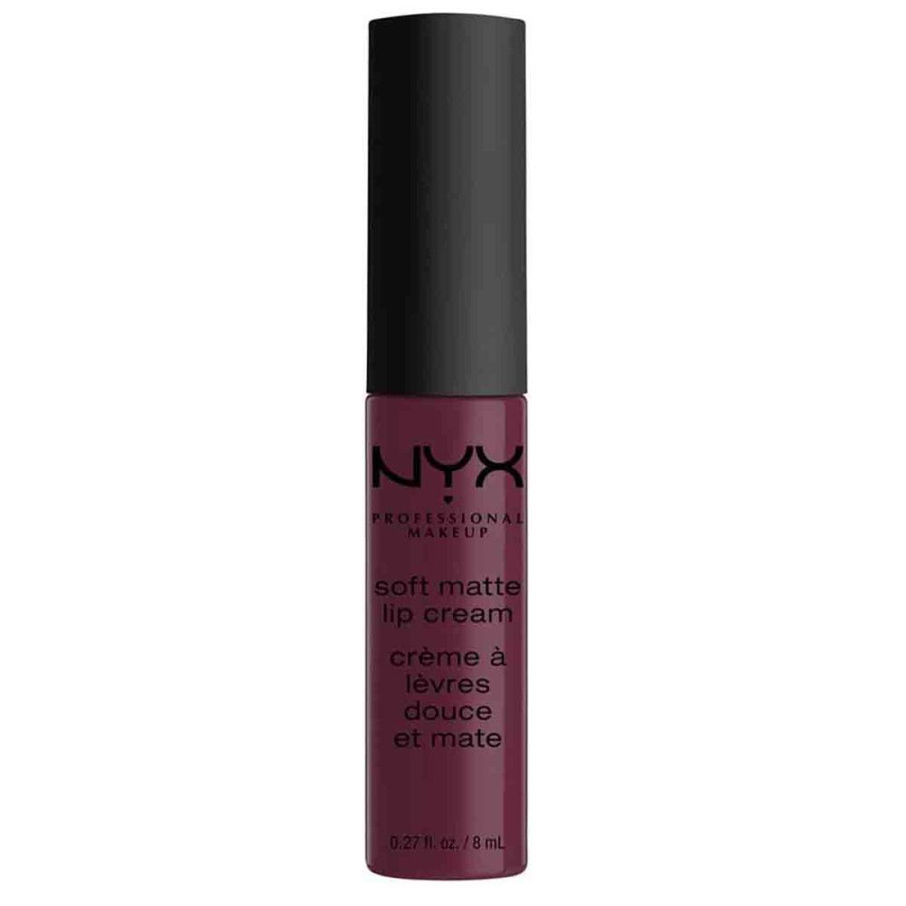 Nyx Soft Matte Lip Cream in dunklem Beerenrot. Schwarzer Deckel, lila Fläschchen mit Produktnamen.