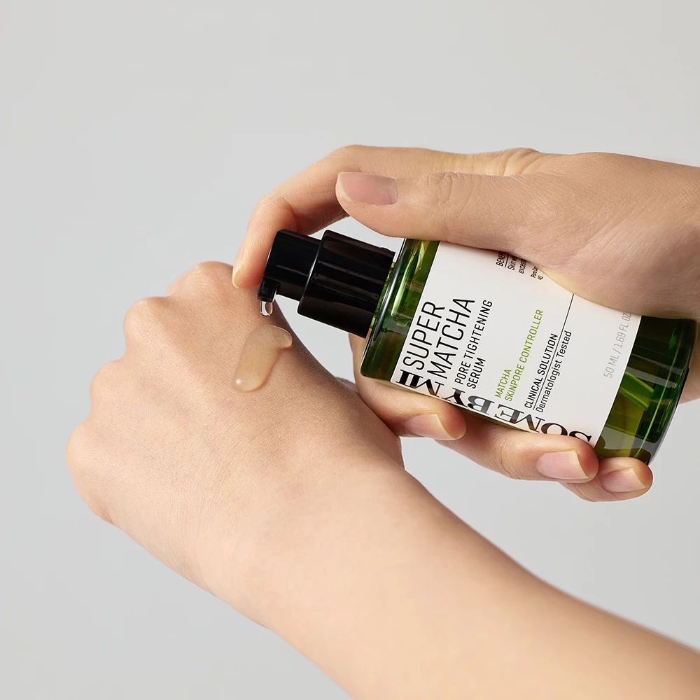 Hände halten eine grüne Flasche. Serum wird auf die Hand aufgetragen. Text: SOME BY MI, SUPER MATCHA, Pore Tightening Serum.