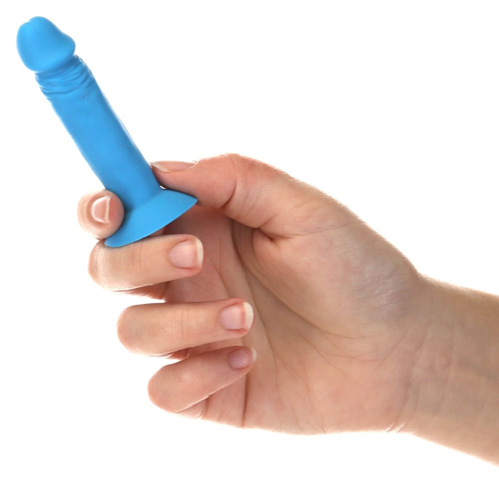 Blaue Mini-Dildo mit Saugfuß, in einer Hand gehalten. Der Dildo hat eine geriffelte Oberfläche.