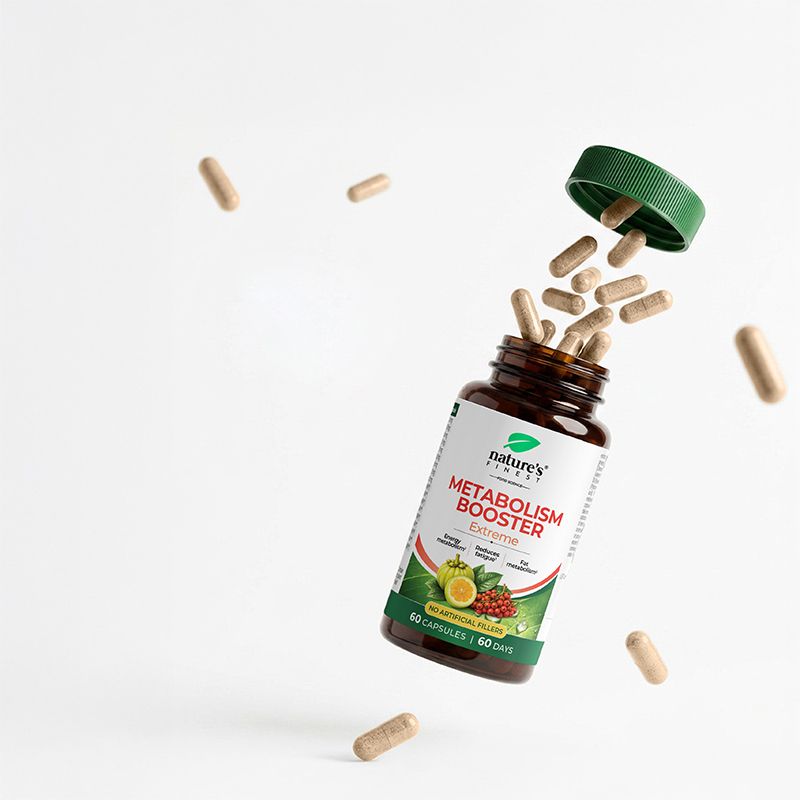 Braune Flasche mit grünem Deckel, Kapseln fliegen heraus. Etikett 'Nature's Finest Metabolism Booster Extreme'.