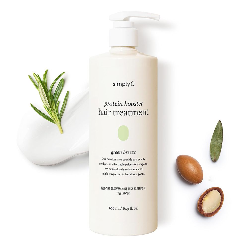 Beige Flasche mit Pumpe, Produkt und Zutaten. Aufschrift: Protein Booster Hair Treatment, Green Breeze. 500 ml.