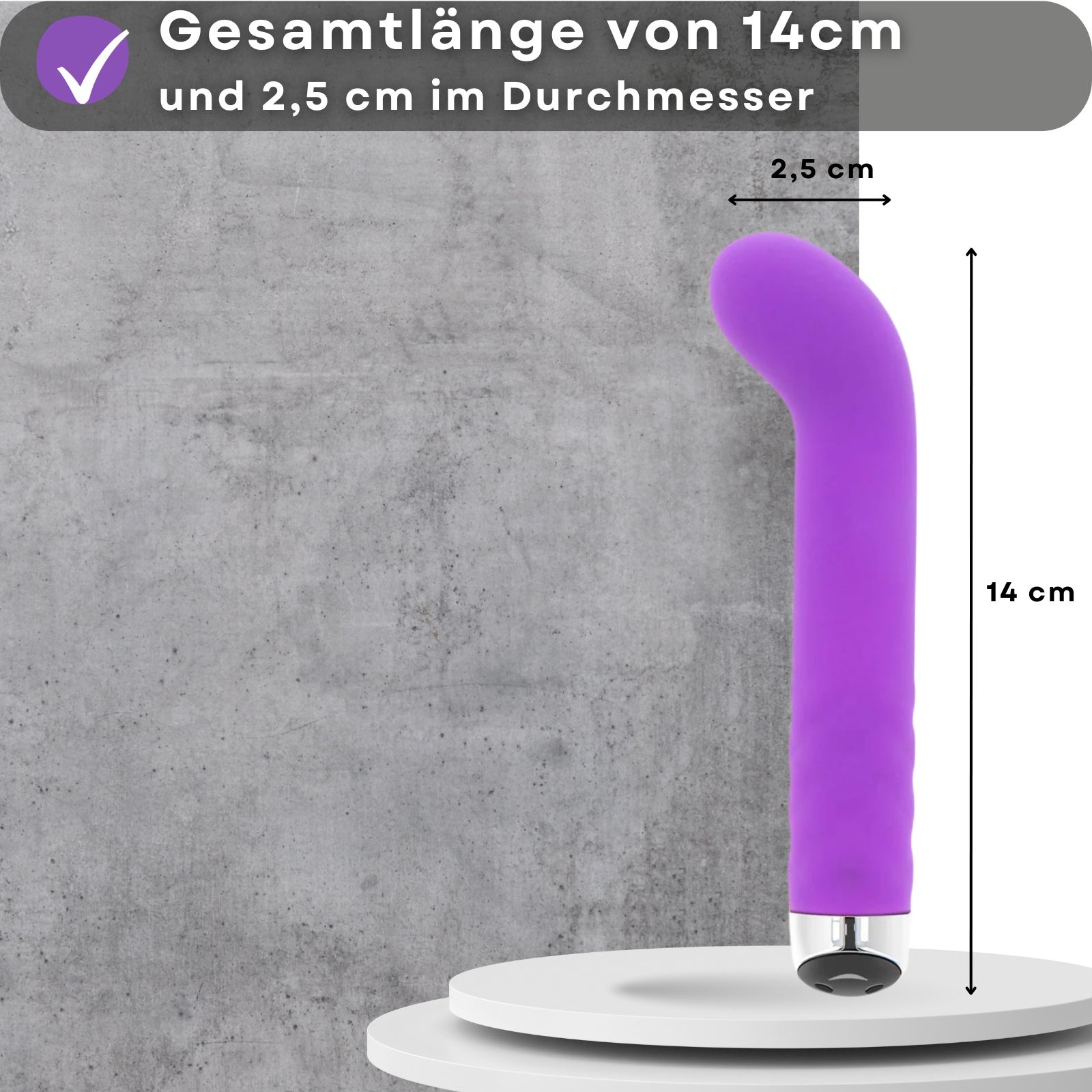 Lila Vibrator. Auf weißer Plattform. Maße: 14 cm lang, 2,5 cm Durchmesser. Grauer Hintergrund.
