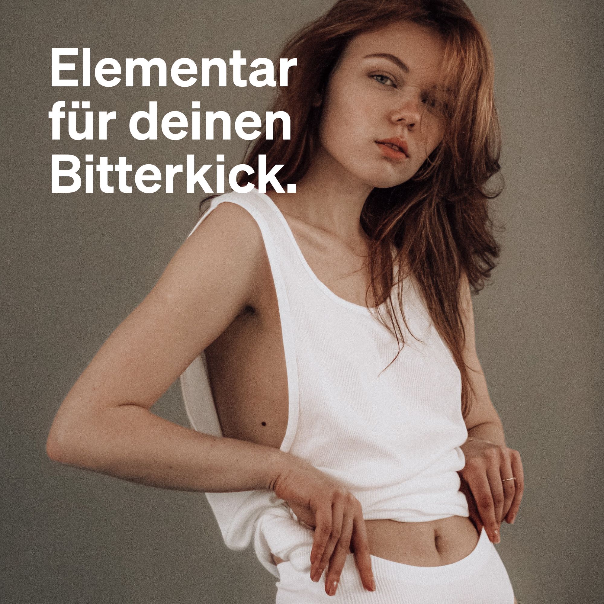 Junge Frau in weißem Tanktop. Text: Elementar für deinen Bitterkick.