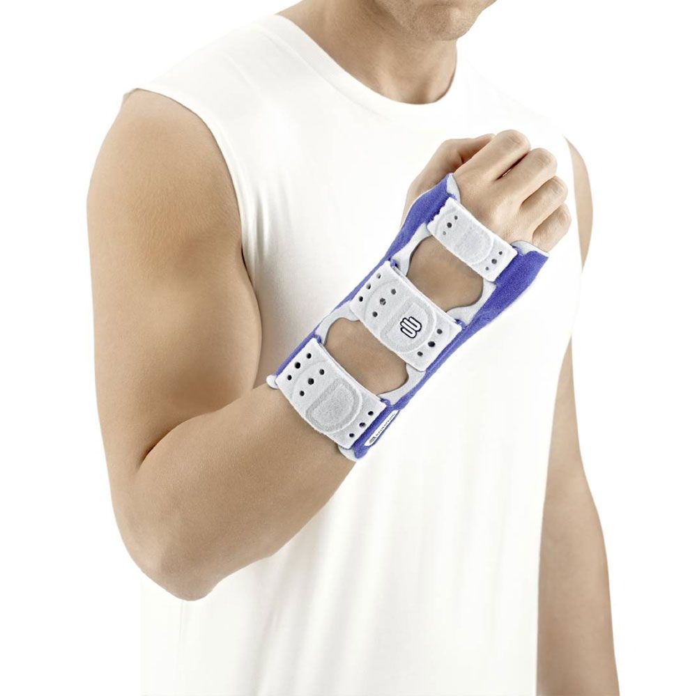 Bauerfeind ManuLoc® Handgelenkorthese mit blauen und weißen Elementen, an einem Arm getragen.