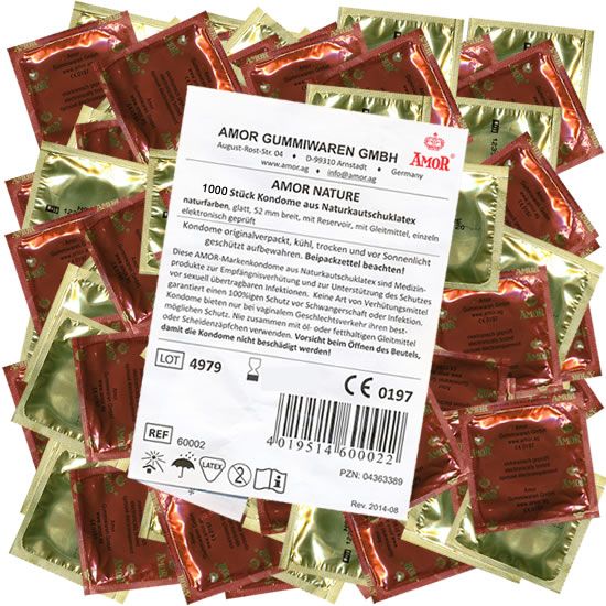 Kondome, viele einzeln verpackt. Aufschrift AMOR NATURE. Packung mit Informationen und CE-Kennzeichnung.