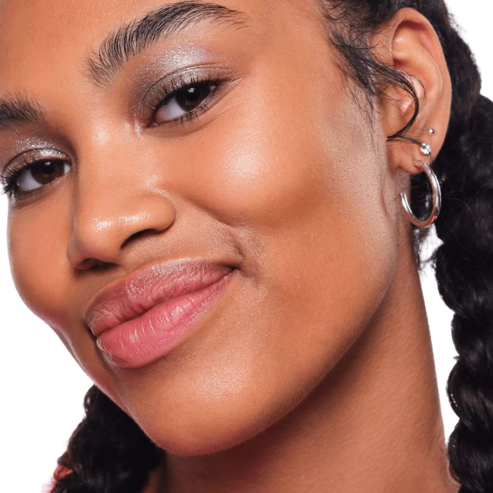 Porträt einer Frau mit Glitzer-Lidschatten. Augen-Make-up mit Glitzer. Haut mit Make-up.