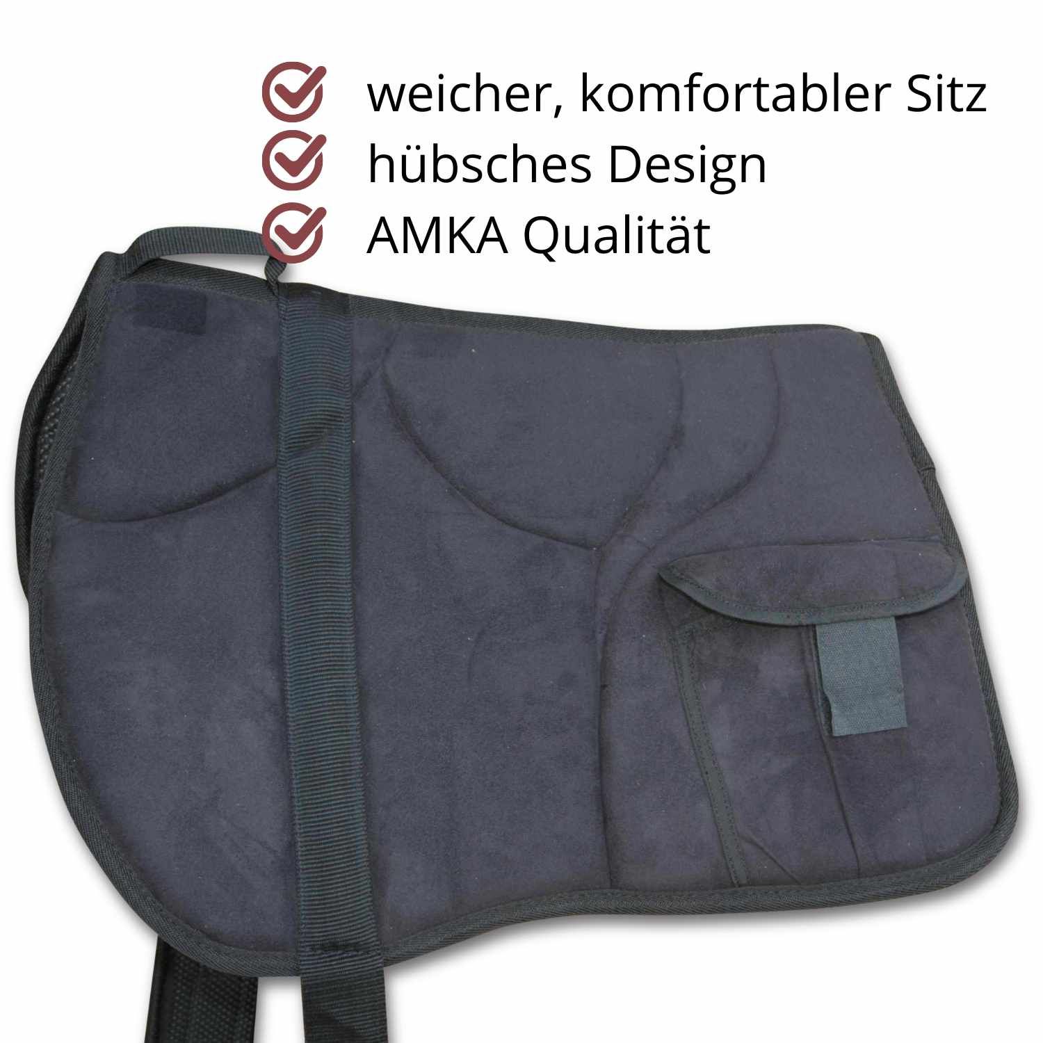 Dunkelblaues Reitpad mit Text: AMKA Qualität. Rotes Häkchen-Symbol. Weiche, komfortable Sitzfläche.