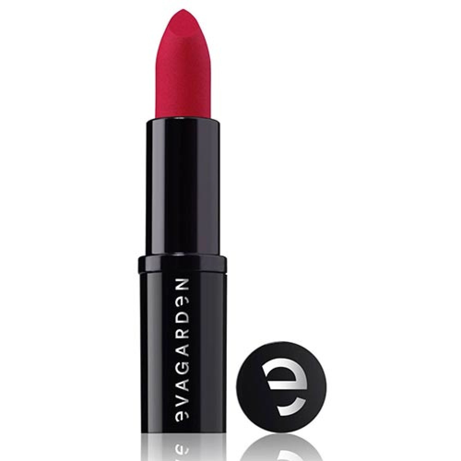 Roter Lippenstift, geöffnet. Schwarze Hülse mit weißem Schriftzug. Deckel daneben.