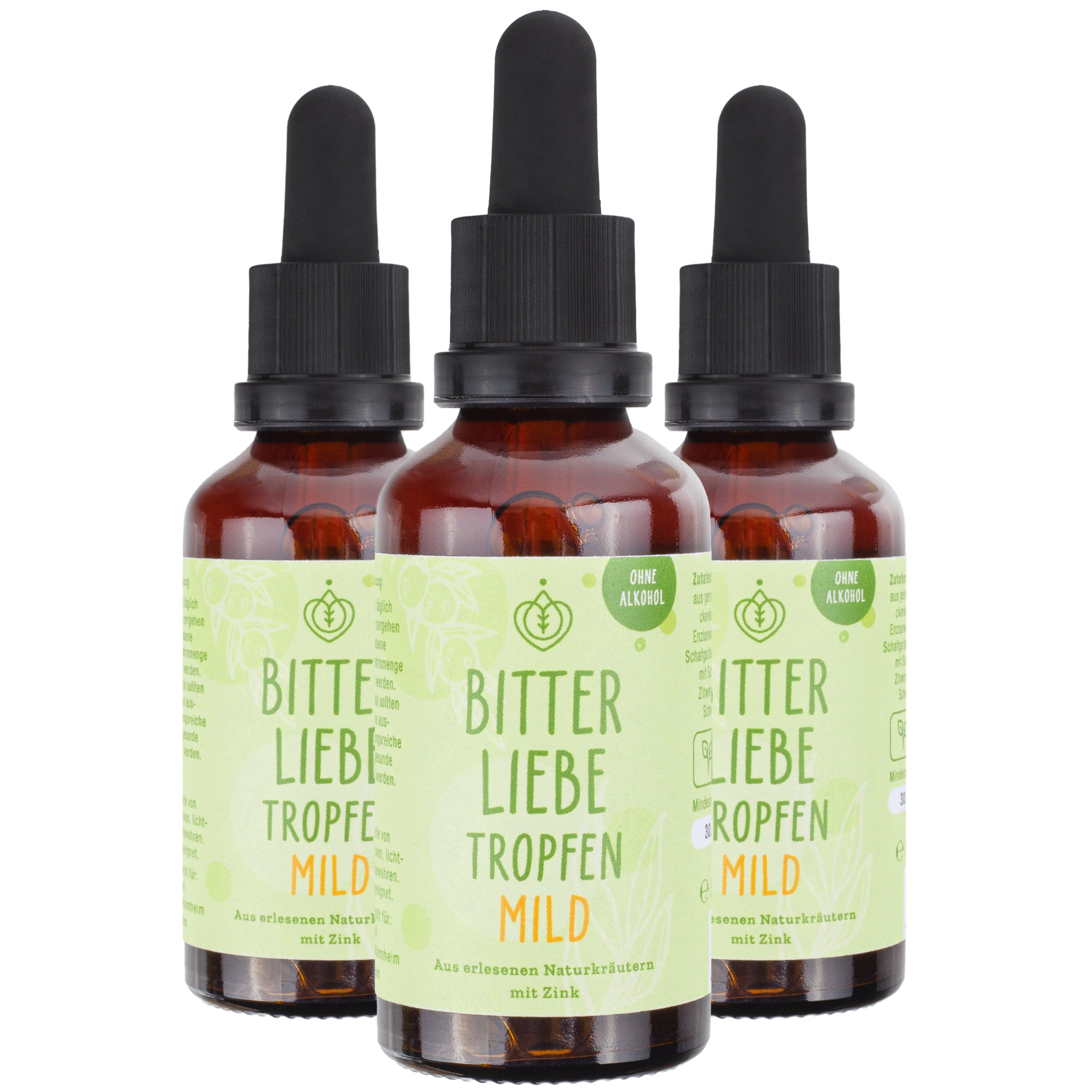 Drei braune Flaschen mit grünen Etiketten. Aufschrift: BitterLiebe Tropfen mild. Mit Tropfaufsatz.