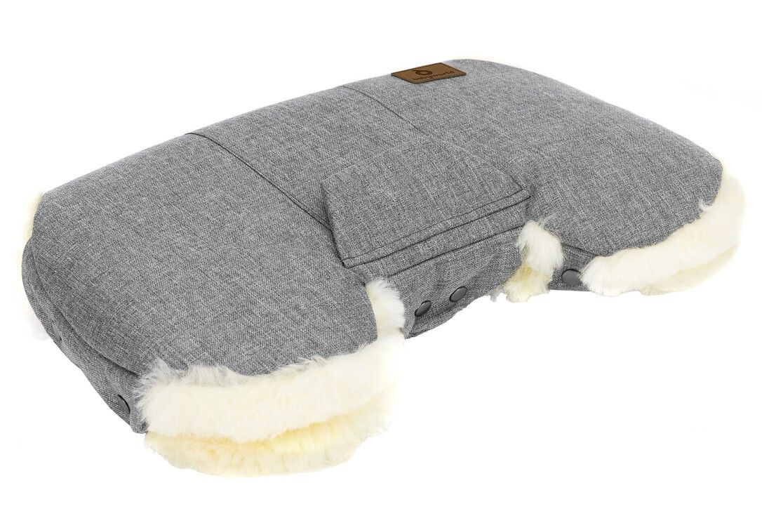 Grauer Handwärmer mit Lammfellbesatz. Knöpfe an den Seiten. Kleines Logo-Etikett. Außenmaterial: Stoff.