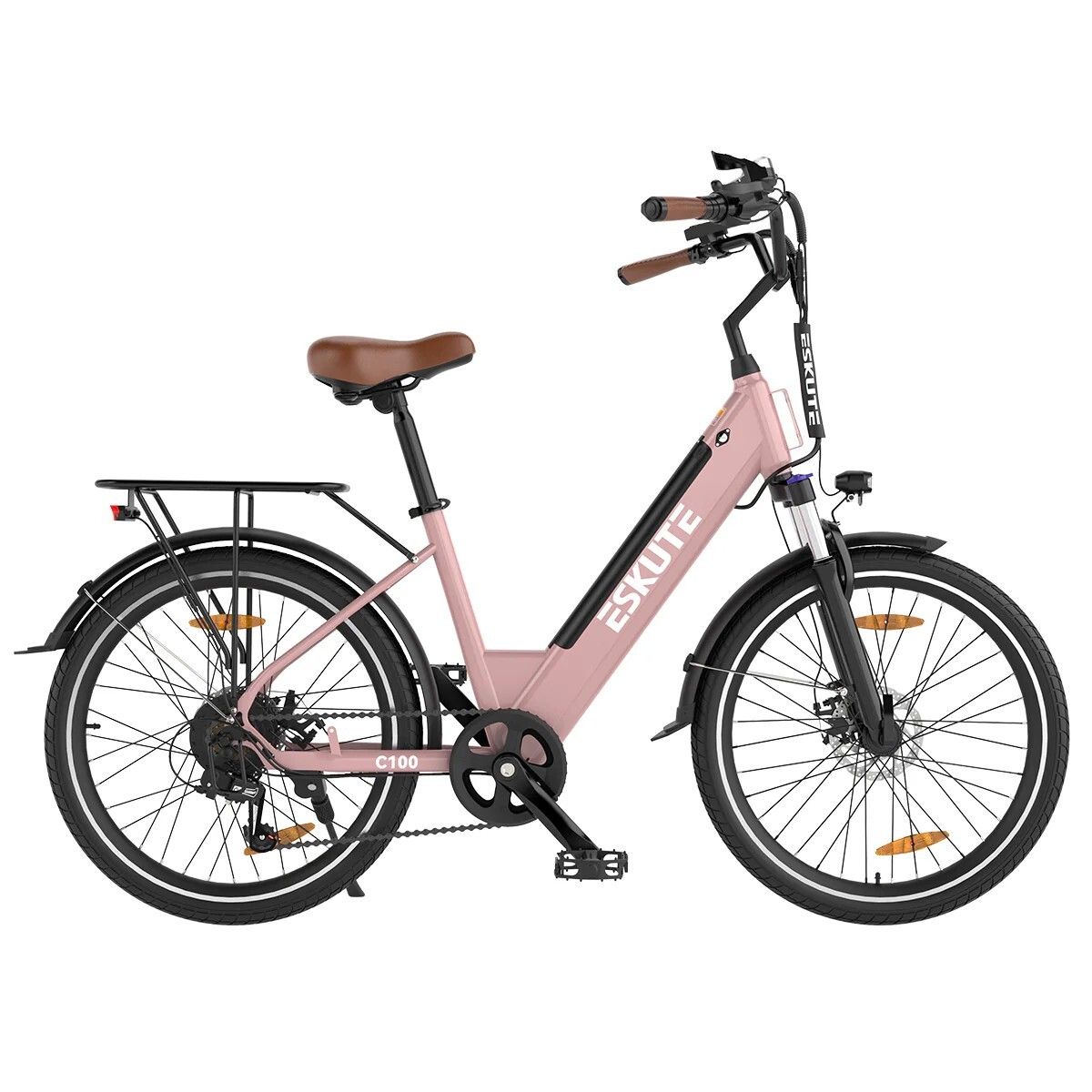 Rosa Elektrofahrrad mit braunem Sattel und Lenkergriffen. Gepäckträger hinten. Schwarze Schutzbleche und Reifen. Marke ESKUTE.