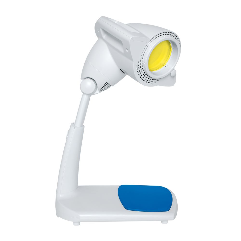 Medizinisches Gerät, weiß mit blauem Akzent. Lampenkopf mit gelber Lichtquelle. Aufrecht stehend, mit Standfuß und verstellbarem Arm.