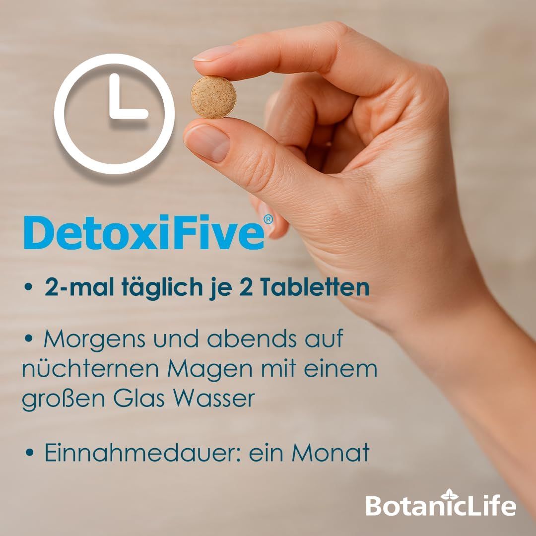 Hand hält Tablette. Text: DetoxiFive, 2x2 Tabletten täglich, morgens und abends mit Wasser, Einnahmedauer: ein Monat.