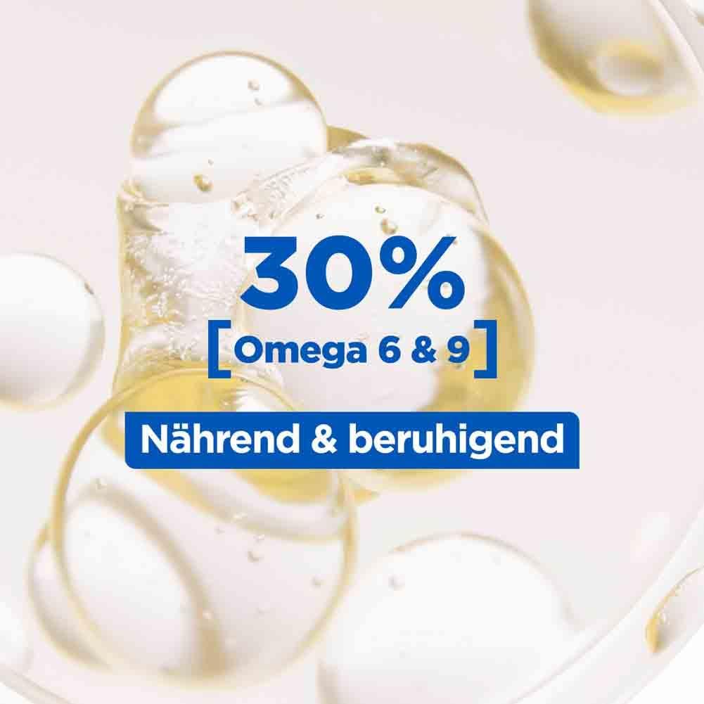 Nahaufnahme von Flüssigkeit mit Blasen. Text: 30% Omega 6 & 9. Nährend & beruhigend.