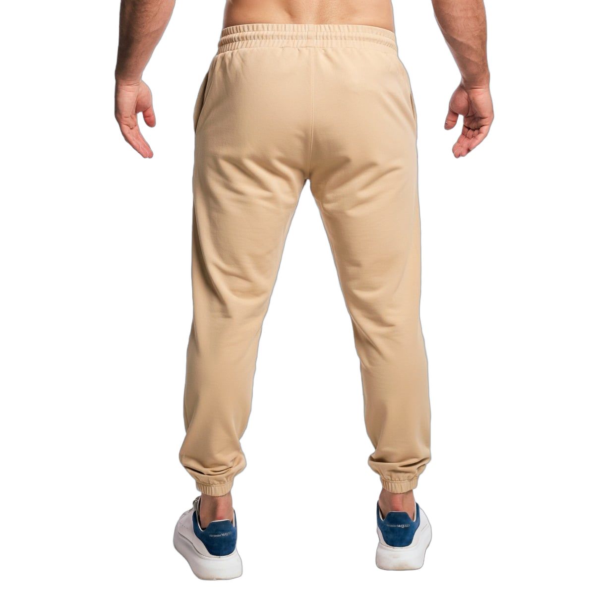 Rückansicht eines Mannes in beigen Jogginghosen mit Kordelzug.