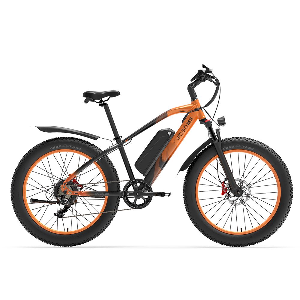 E-Mountainbike mit orangefarbenen Felgen und Reifen. Schwarzer Rahmen, GOGOBEST-Logo. Scheinwerfer und Schutzbleche.