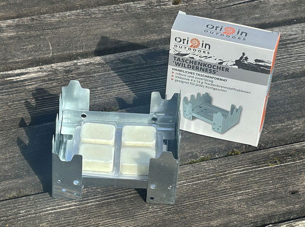 Taschenkocher "Wilderness" mit 4 Brennstofftabletten. Metallkonstruktion, rechteckige Tabletten in Kunststoffverpackung, Kartonverpackung.