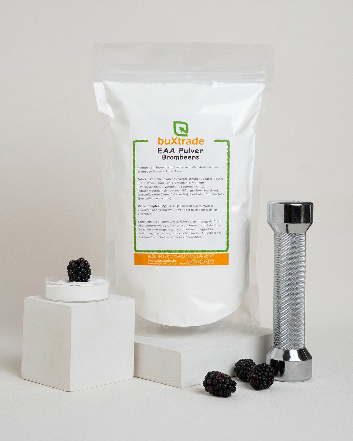 Weißes Pulver in einem Beutel, daneben Brombeeren und eine Hantel.