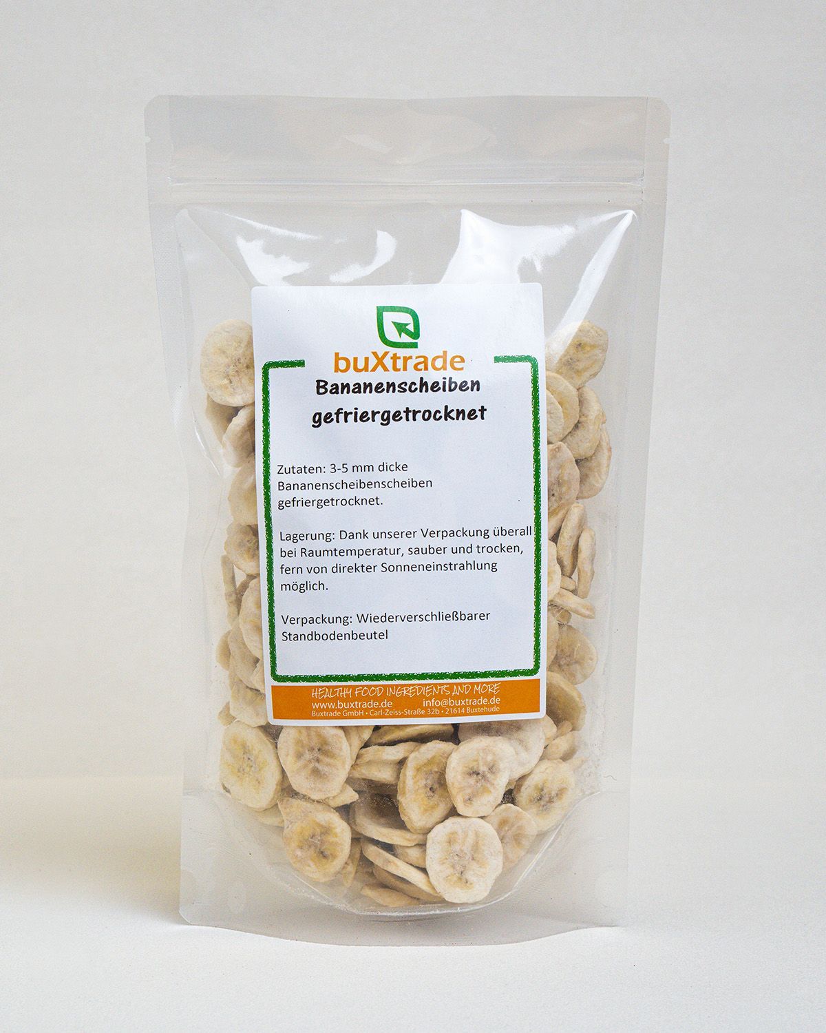 Verpackung mit gefriergetrockneten Bananenscheiben. Aufdruck mit Produktname und Marke buXtrade.