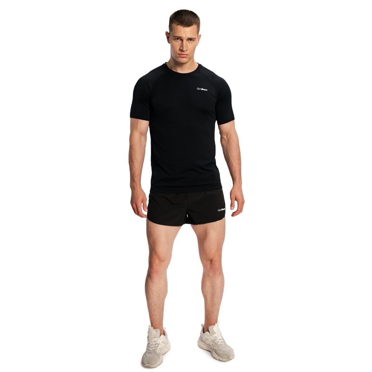 Mann in schwarzen Laufshorts und schwarzem T-Shirt. Frontale Ansicht.