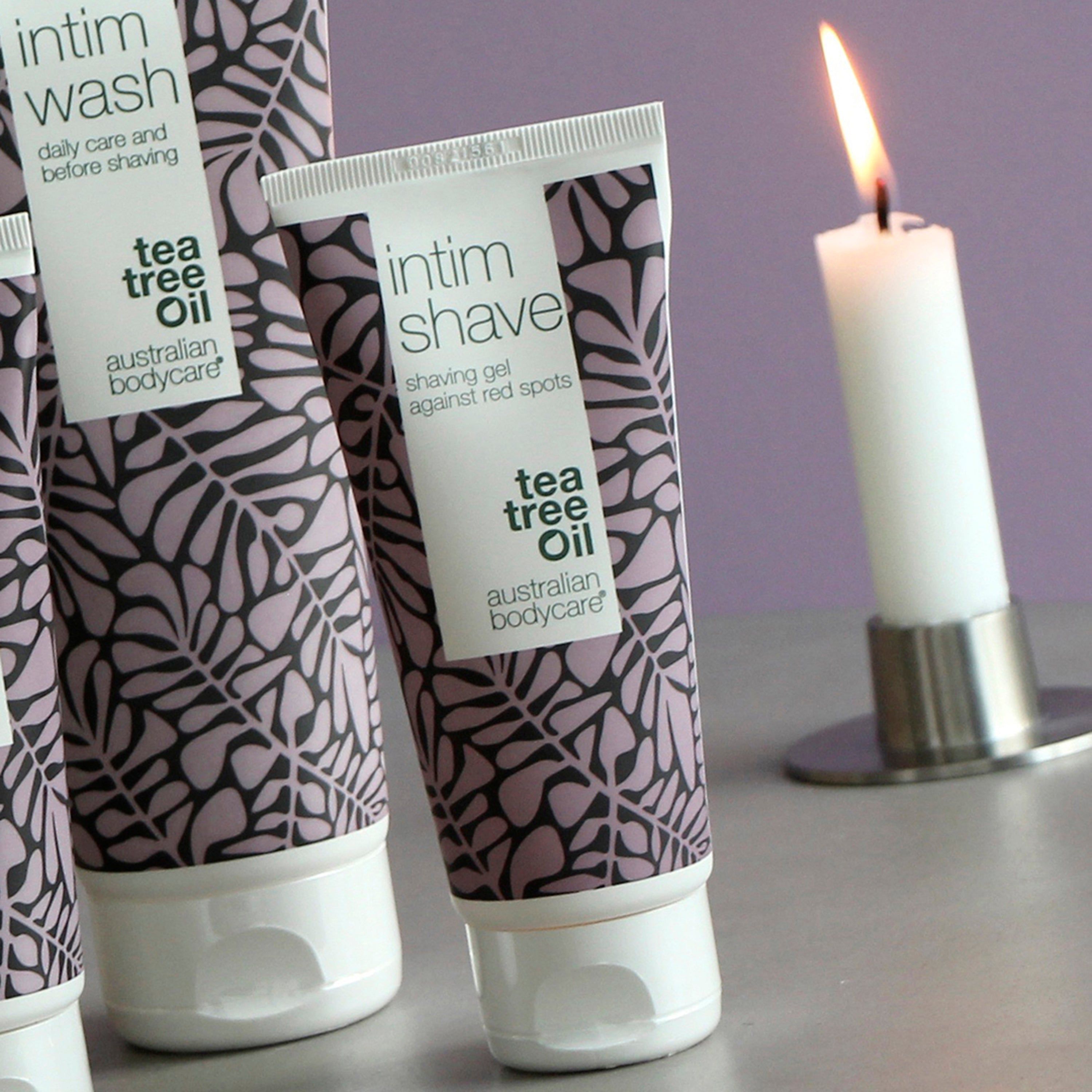 Mehrere Tuben Rasiergel und Kerze. Aufschrift: Intim Shave, Tea Tree Oil, Australian Bodycare.