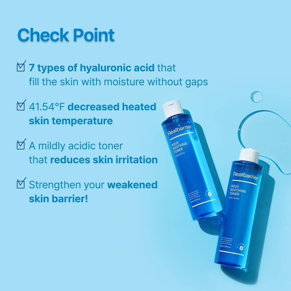 Zwei blaue Toner-Fläschchen. Aufschrift: Realbarrier, Aqua Soothing Toner. Text und Check-Zeichen. Weißer Deckel.