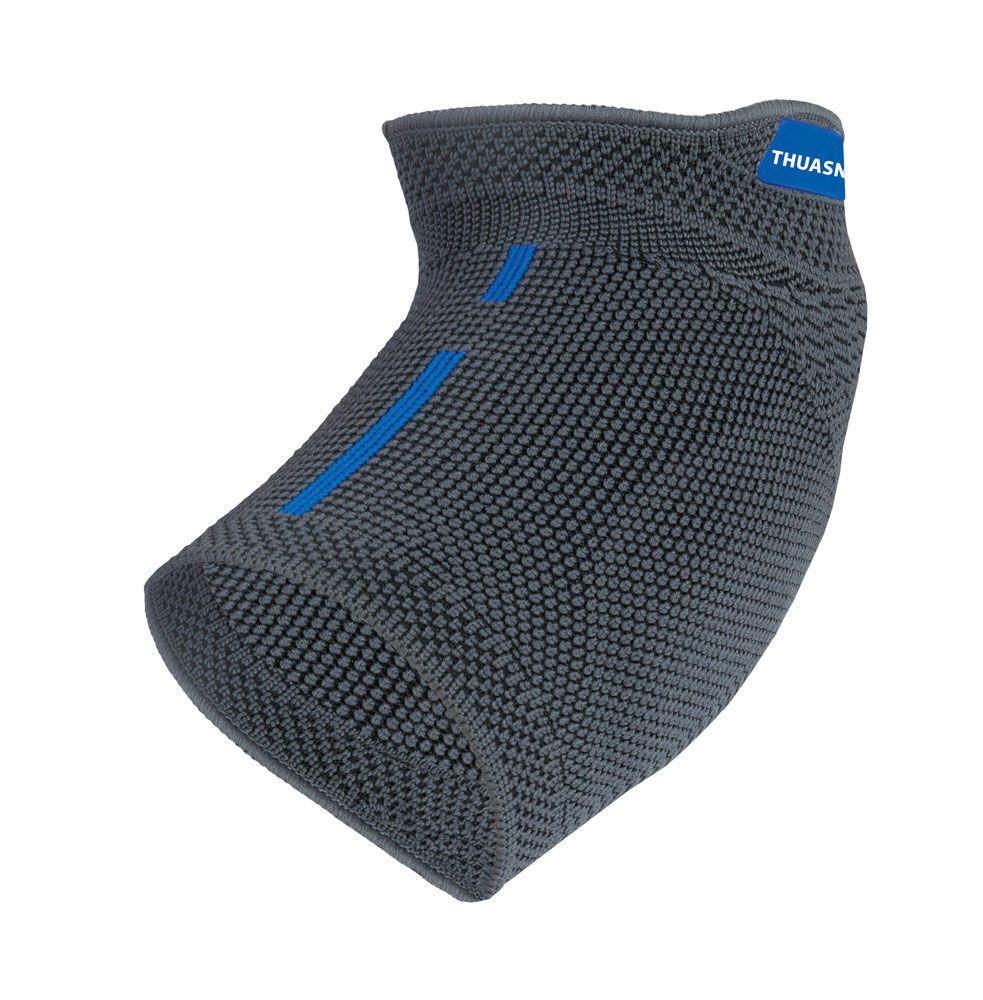 Ellenbogenbandage aus 3D-Gestrick. Grau mit blauen Akzenten. THUASNE-Logo. Seitengleich.