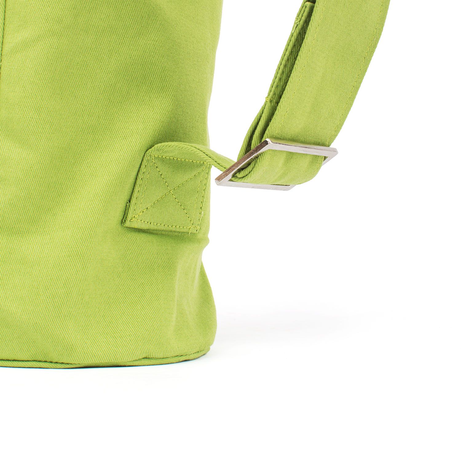 Detail der grünen Baumwolltasche mit verstellbarem Schultergurt und Metallverschluss.