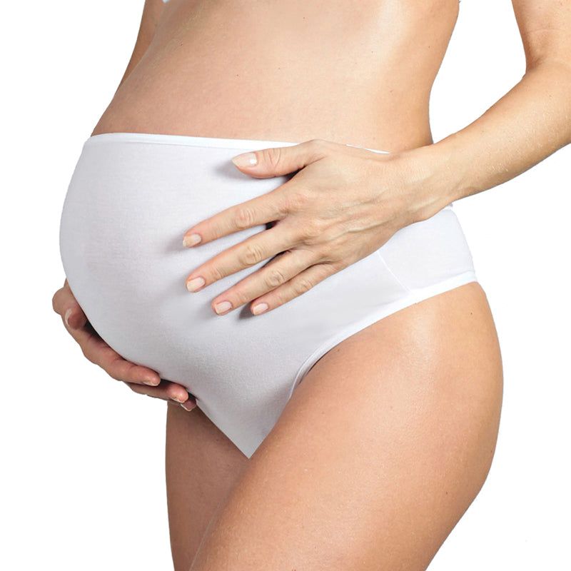 Weiße Schwangerschaftsunterhose aus Modal. Die Unterhose bedeckt den Bauch einer schwangeren Frau. Die Frau berührt ihren Bauch.