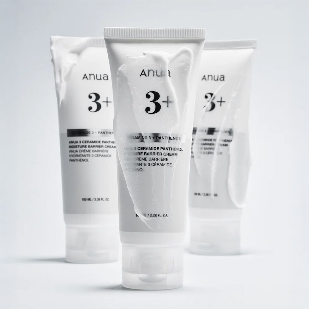 Drei Tuben Anua 3+ Ceramide Panthenol Feuchtigkeitscreme. Eine Tube ist vorne, zwei im Hintergrund.