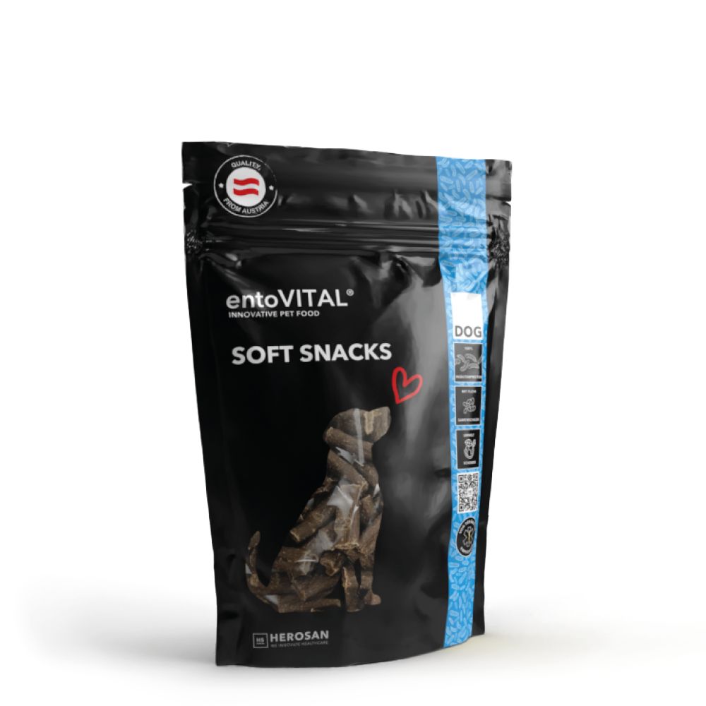Schwarze Tüte mit blauer Linie. Enthält Snacks. Aufdruck: entoVITAL, SOFT SNACKS, Hunde-Silhouette. Logo: Herosan. Mit rotem Herz.
