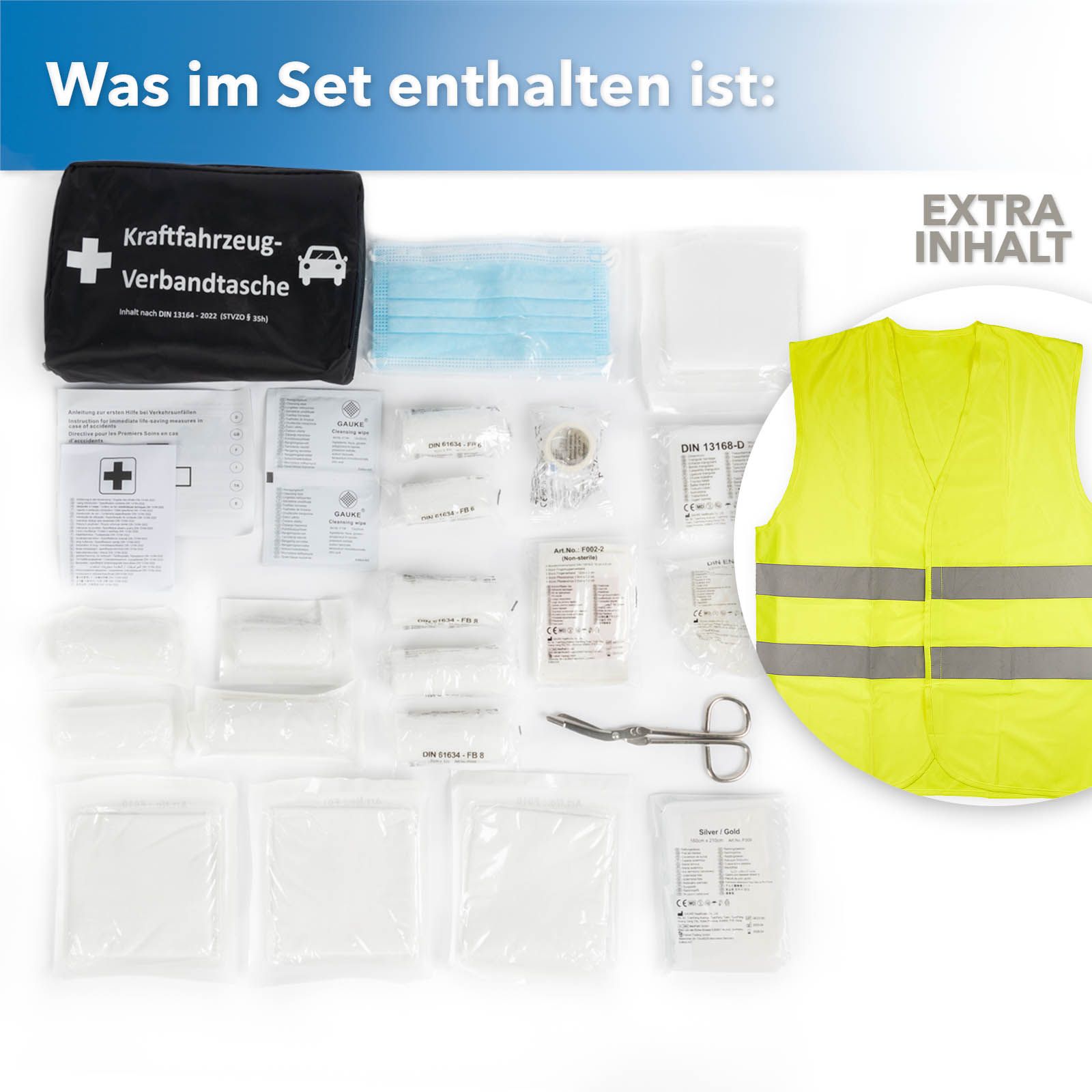 Geöffnete KFZ-Verbandtasche mit Inhalt, Warnweste und Masken. Zusätzlicher Inhalt. Auf weißem Hintergrund.