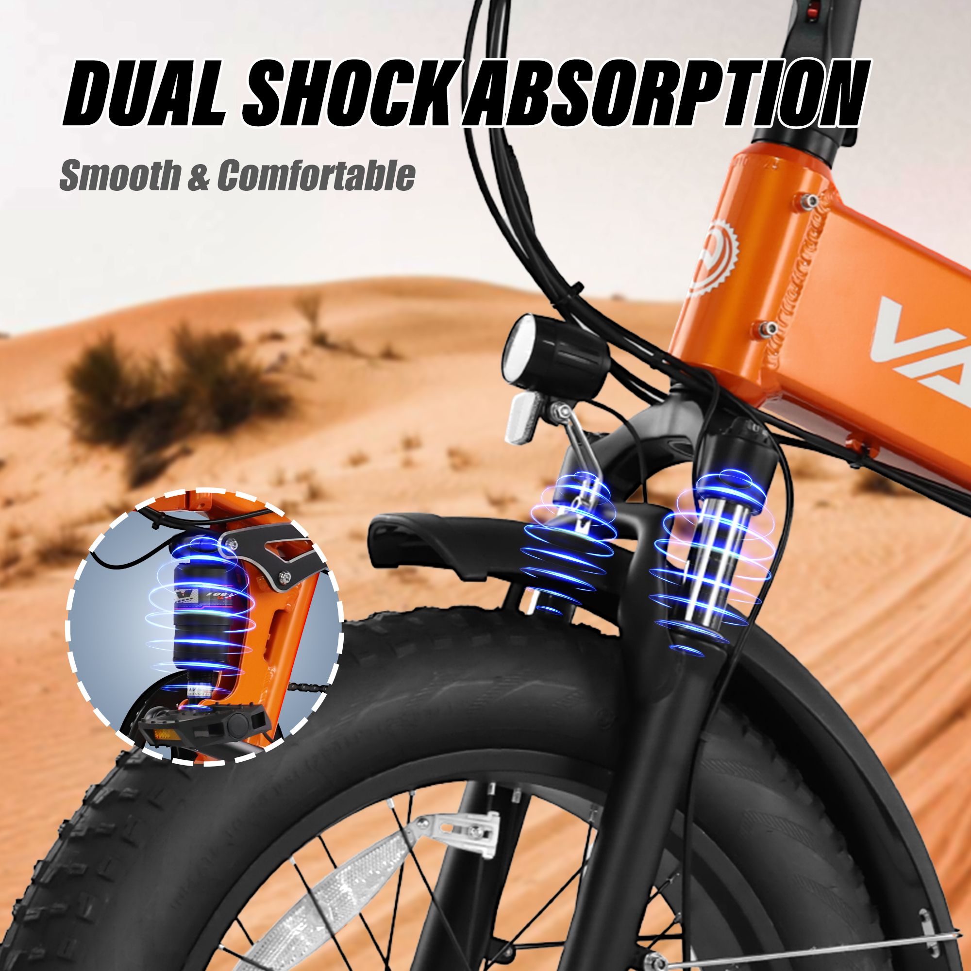 Orangefarbenes Elektrofahrrad VARUN S20-2 mit Dual-Stoßdämpfung. Schwarze Reifen, Frontscheinwerfer. Hintergrund: Wüstenlandschaft.