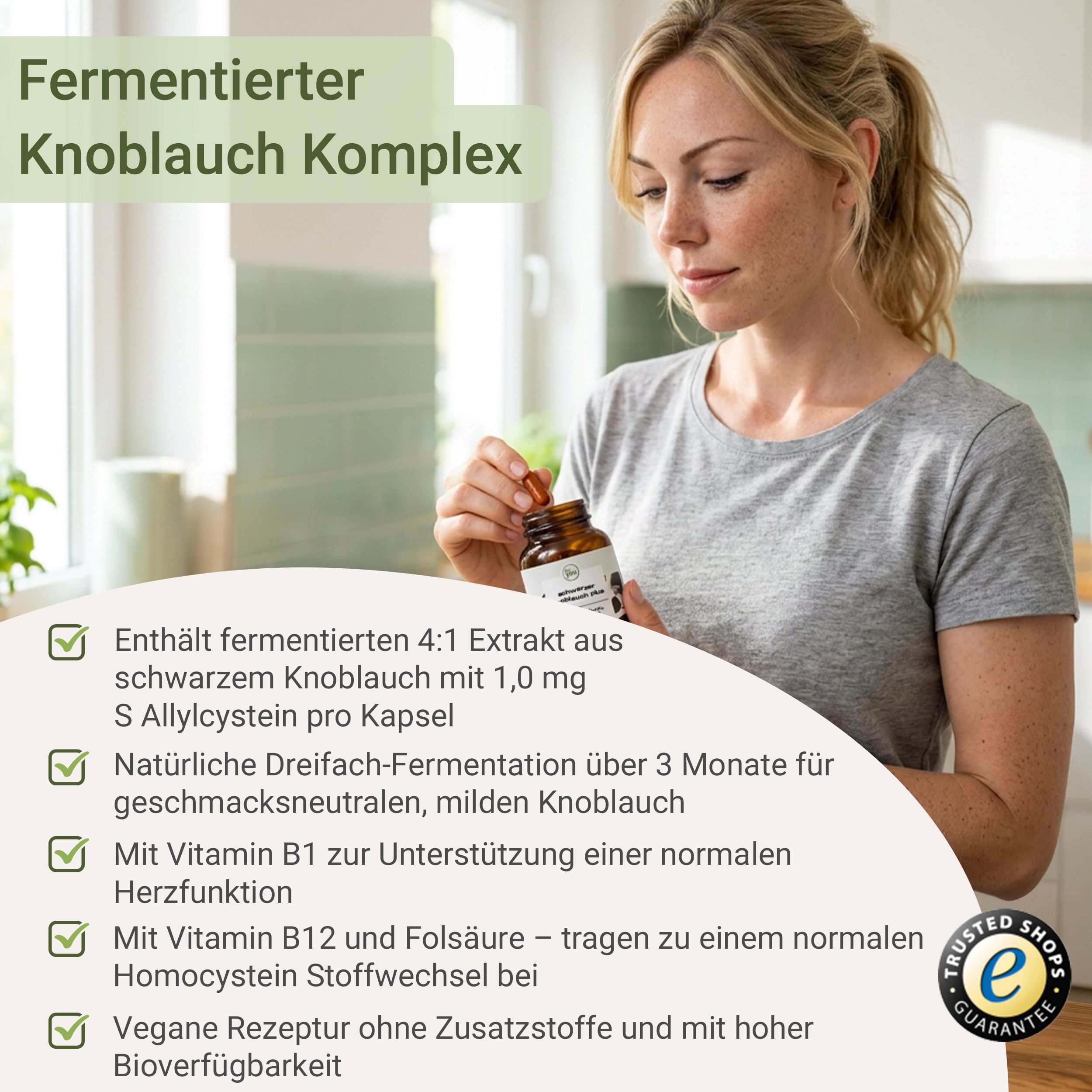 Eine Frau hält eine Kapsel in der Hand. Informationen zu Inhaltsstoffen und Herstellung sind sichtbar.