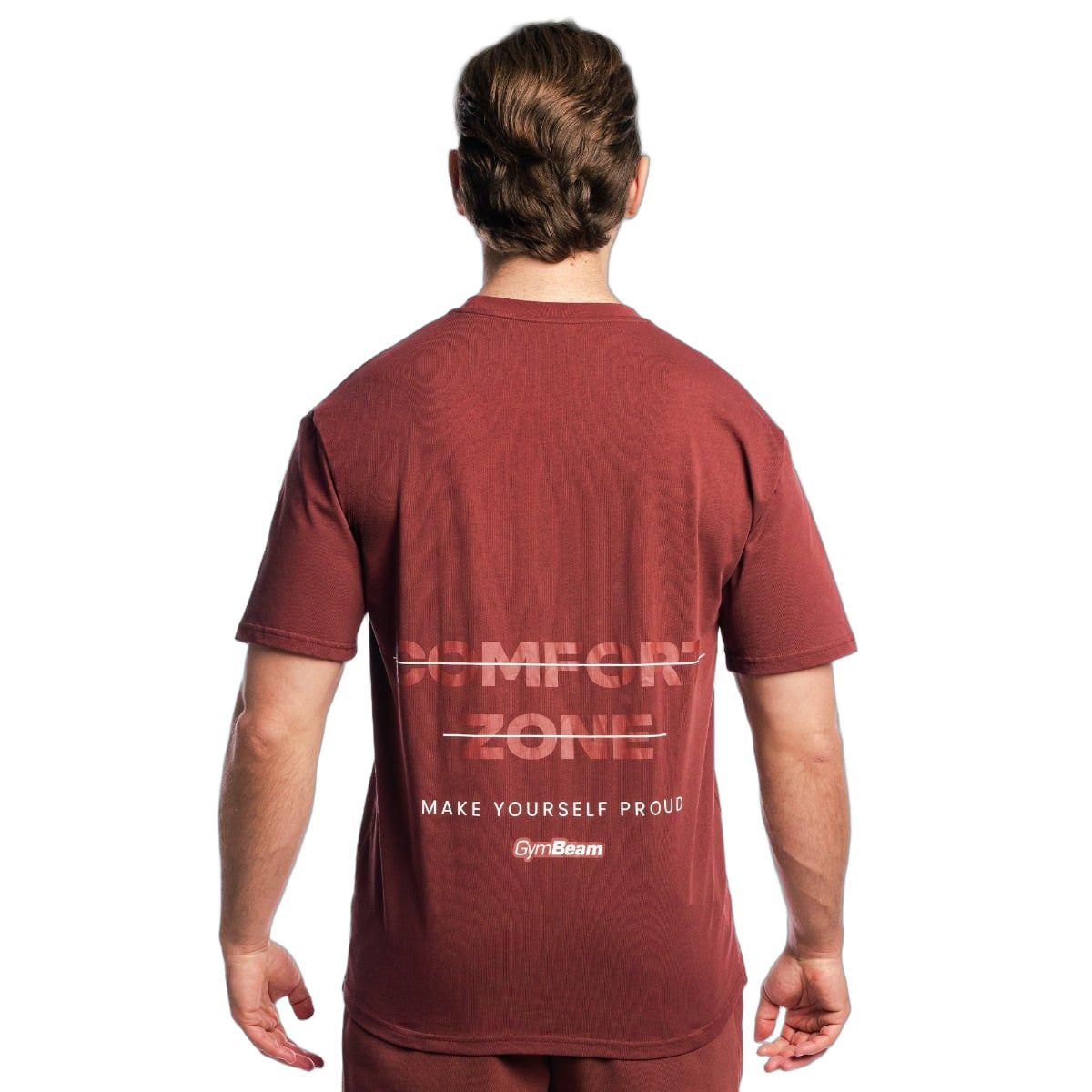 Rückansicht eines Mannes in einem kurzärmeligen, Oversized-T-Shirt in Cherrywood-Rot mit Aufdruck.