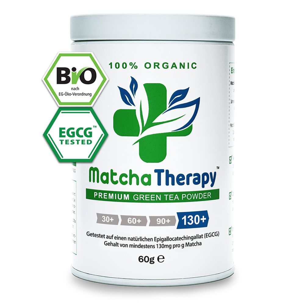 Weißes Matcha-Pulver-Behälter mit grünen Logos und Text. Aufschrift: MatchaTherapy, 130+ EGCG, BIO, 100% Organic, 60g.