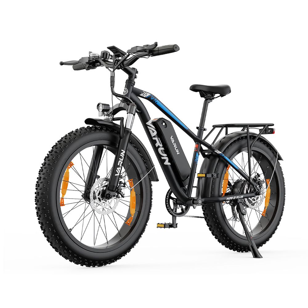 Schwarzes E-Mountainbike mit VARUN-Logo, breiten Reifen, Gepäckträger und Frontscheinwerfer. Blaue Akzentfarbe.