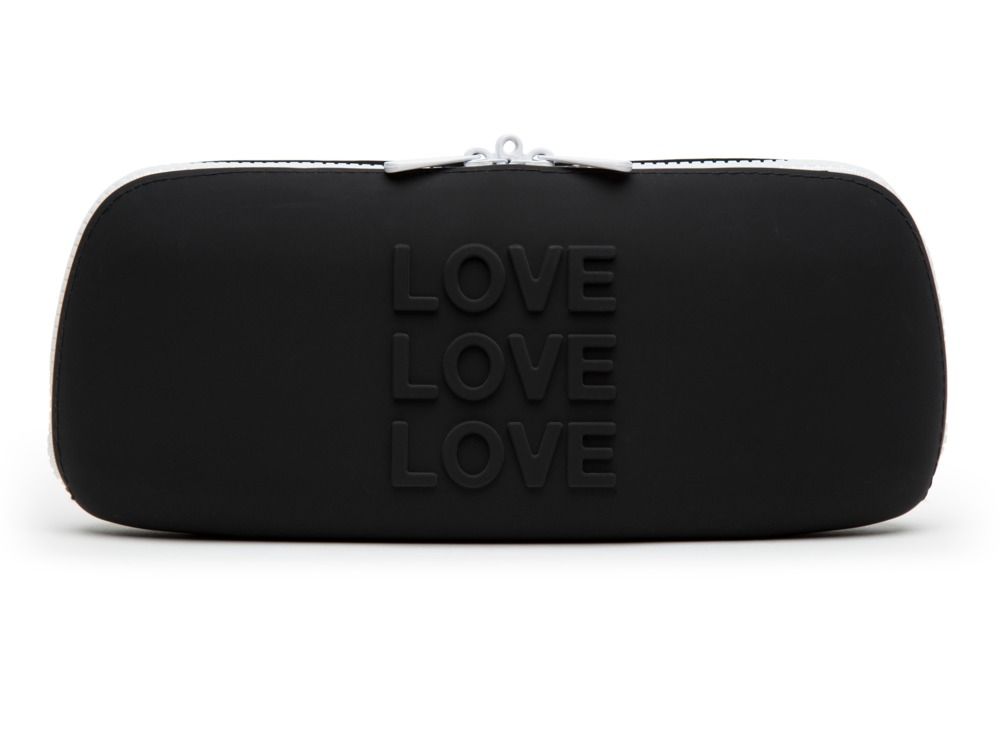 Schwarze, längliche Tasche mit weißem Reißverschluss und "LOVE"-Schriftzug. Material: Silikon.