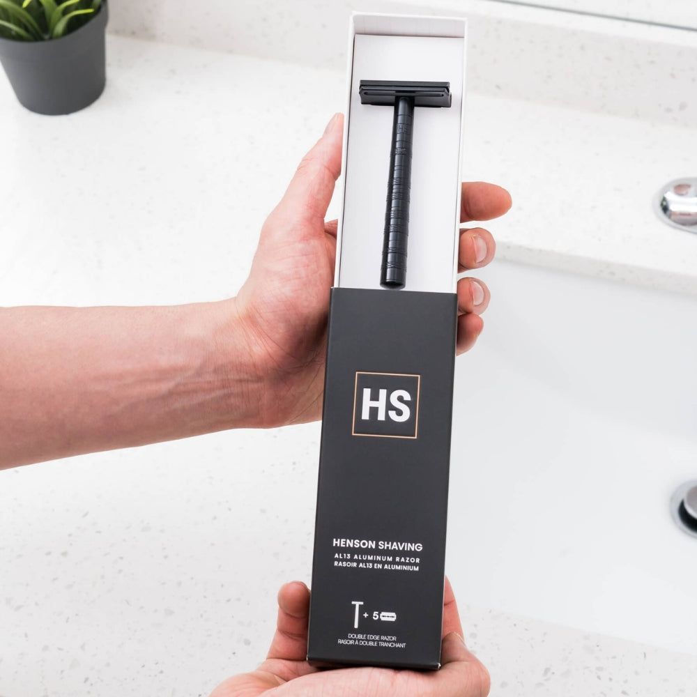 Schwarzer Rasierer in Verpackung. Schwarze Box mit HS-Logo und Produktinformationen.