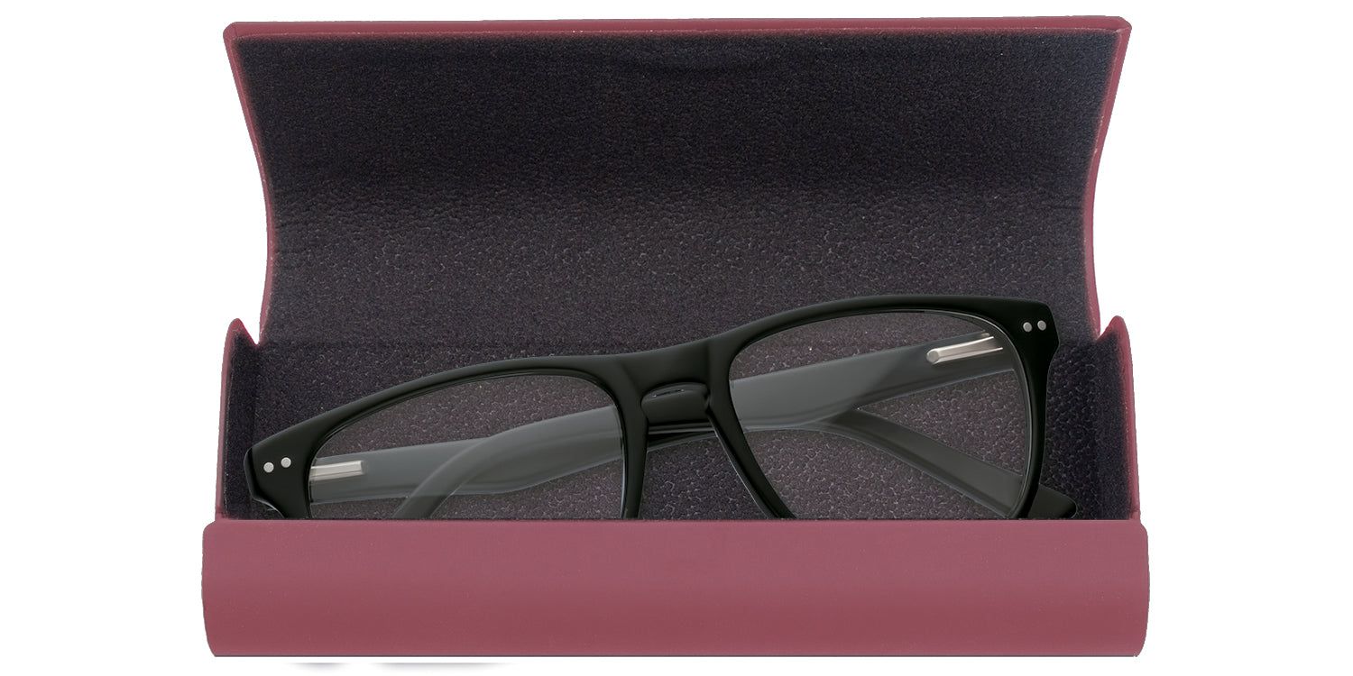 Geöffnetes Hartschalenetui, rosa. Brille mit schwarzem Rahmen im Inneren.
