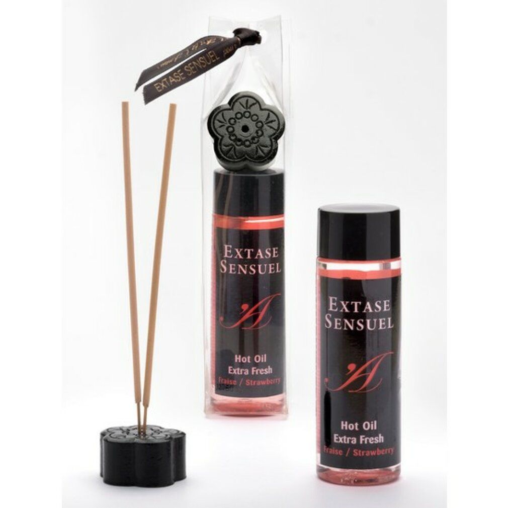 Zwei Flaschen Extase Sensuel Hot Oil Extra Fresh Erdbeere und ein Ständer mit Räucherstäbchen.