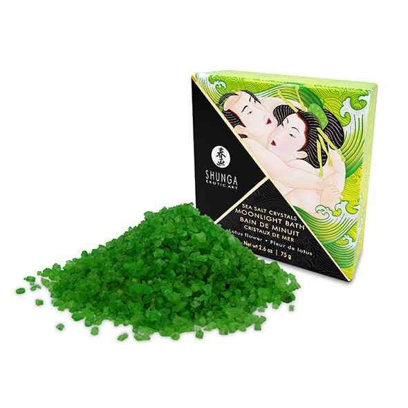 Grüne Badesalz-Kristalle neben der Shunga Moonlight Bath Verpackung.