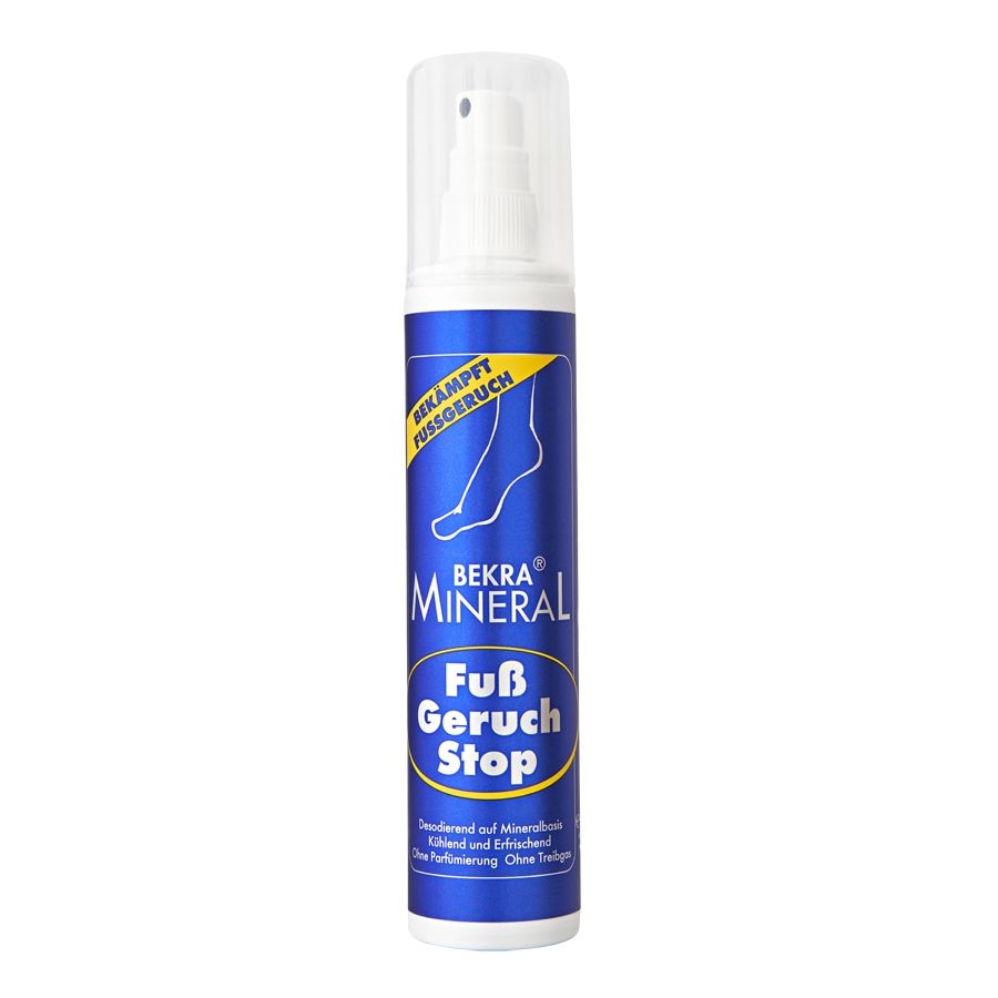 Blau-weiße Sprühflasche. Aufschrift: Bekra Mineral Fuß Geruch Stop. Mit Fuß-Illustration. Deckel mit Sprühkopf.