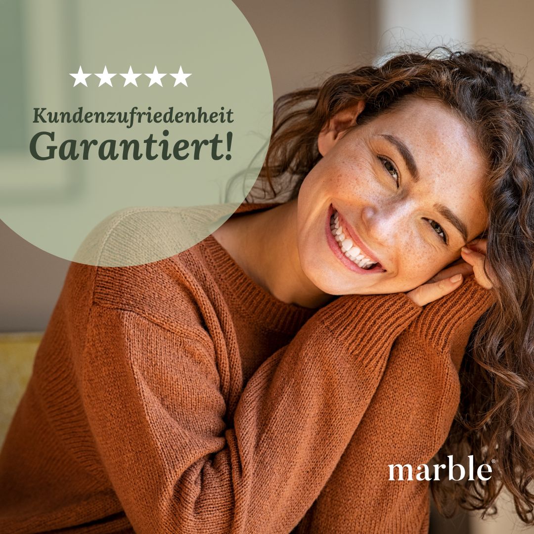 Lächelnde Frau mit braunem Pullover. Hintergrund: grüner Kreis mit Sternen und Text: Kundenzufriedenheit Garantiert! Marke: marble.